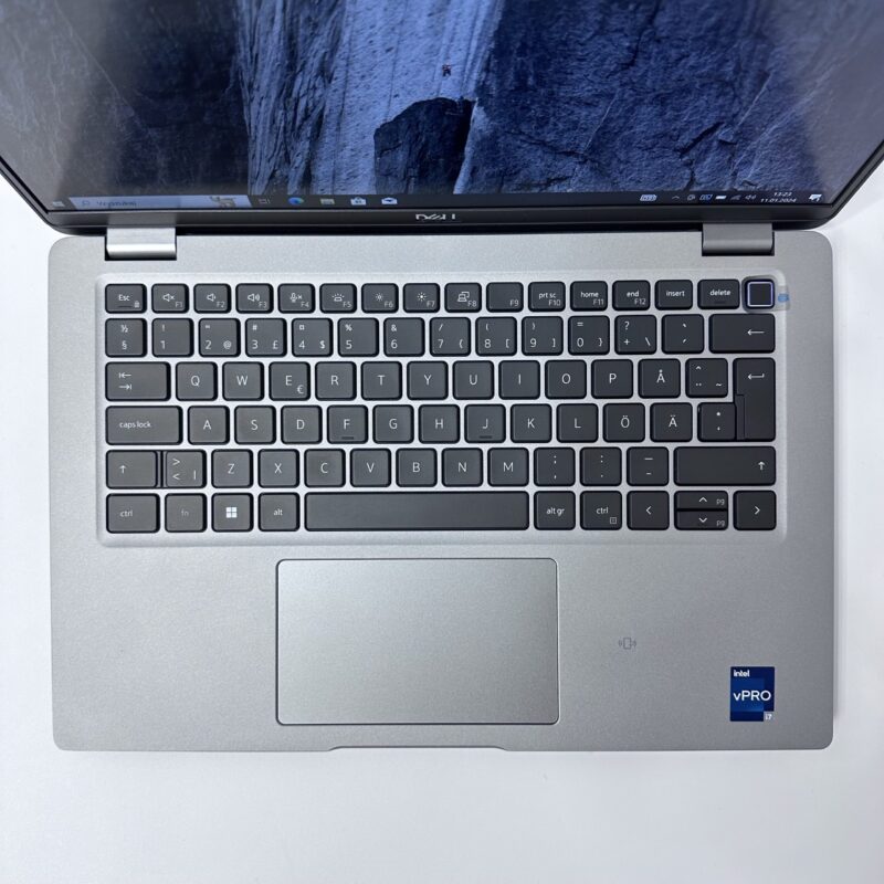 Nowoczesny laptop DELL Latitude 5410 z procesorem i7, 16 GB RAM i 512 GB SSD, idealny do pracy i codziennego użytku.