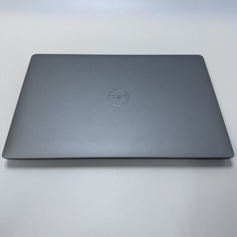 Laptop DELL Latitude 5410 w kolorze szarym, z procesorem i7-1265U, 16GB RAM i 512GB pamięci, idealny do pracy i nauki.