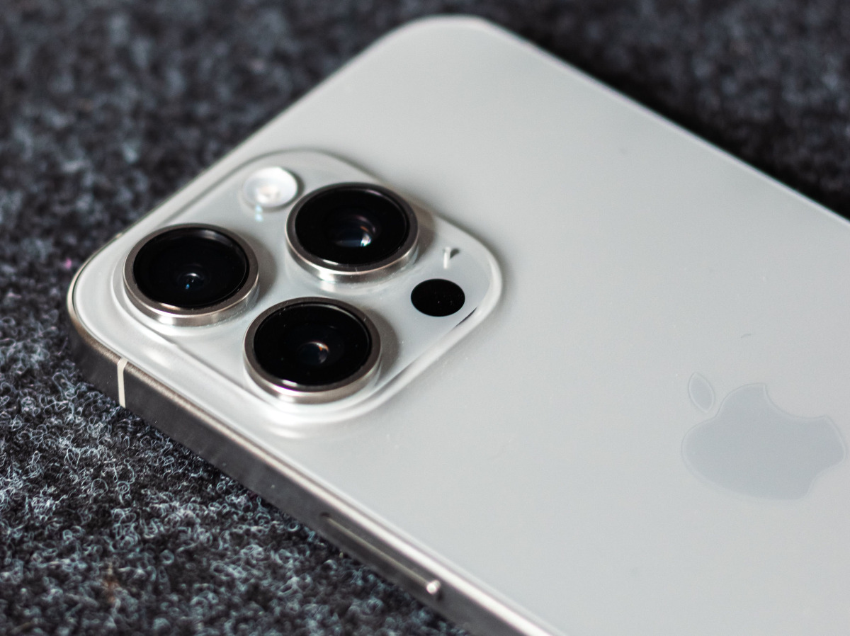 Nowoczesny iPhone z zaawansowanym systemem kamer, idealny do robienia profesjonalnych zdjęć.