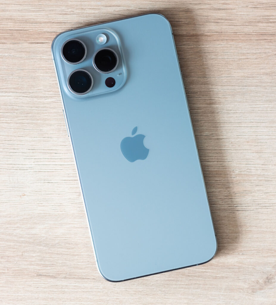 Nowoczesny iPhone z trzema obiektywami, idealny do robienia profesjonalnych zdjęć w różnych warunkach oświetleniowych.